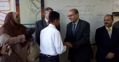 مدير "تعليم" بورسعيد يُكرِّم طالب اخترع جهاز لتوليد الكهرباء من المياه