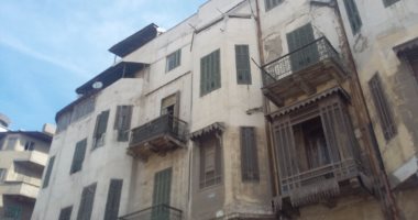 سكان عقار بالإسكندرية يرفضون إخلاءه بعد حدوث هبوط أرضى يهدد حياتهم