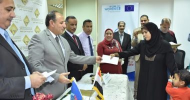 محافظ البحيرة يوزع قروض الصندوق الاجتماعى على 35 سيدة معيلة
