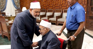 أكبر معمَّر أزهري يتبرع بمكتبته الخاصة للأزهر الشريف 