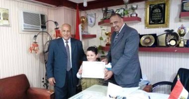 بالصور ..تكريم تلميذ أطلق مبادرة "معا طلاب مصر من أجل مصر" بالمنوفية