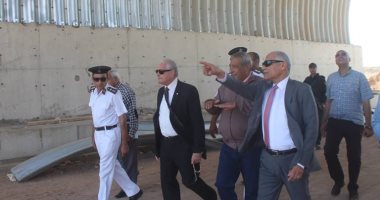 محافظ جنوب سيناء يتفقد إنشاء أول كوبرى معدنى فى شرم الشيخ