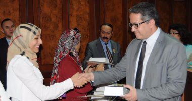 بالصور.. وزير الآثار يكرم طلبة كلية الفنون الجميلة