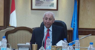 محافظ أسوان يعلن البدء فى تنفيذ مدرسة للطاقة الشمسية بدراو