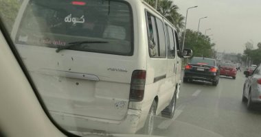 قارئ يرصد ميكروباص بدون لوحات معدنية بشارع صلاح سالم
