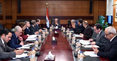بالصور.. رئيس الوزراء يجتمع بوزراء التموين والزراعة والمالية لمتابعة توافر السلع