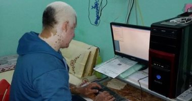 محمد شاب من ذوى الاحتياجات الخاصة متفوق دراسياً ويأمل فى وظيفه
