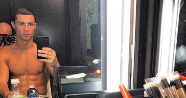 رونالدو ينشر صورته عارياً فى جلسة "ماكياج" قبل ديربى مدريد