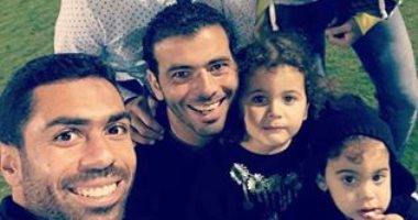 شاهد أول صورة سيلفى لعماد متعب وبناته.. وتعليقات الجمهور "ما تمشيش"