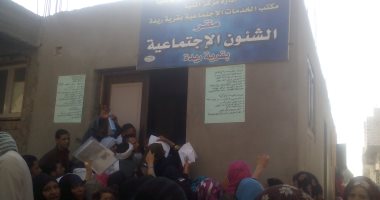 تزاحم المواطنين للتسجيل فى مشروع تكافل وكرامة بالمنيا