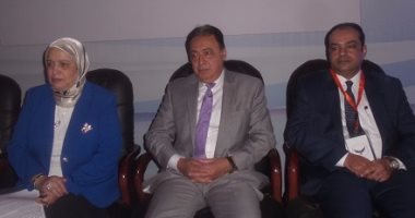 الصور.. مسن يطالب وزير الصحة بعلاجه على نفقة الدولة