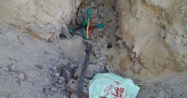 بالصور..أهالى "حى الكوثر" بالغردقة يشكون من الكابلات العارية بالشوارع 