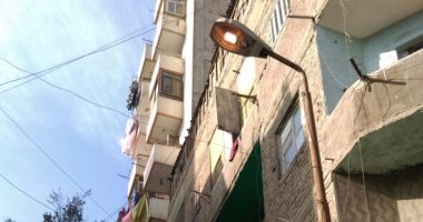 قارئ يرصد إضاءة أعمدة الكهرباء نهارا فى شارع الأصبغ بالزيتون