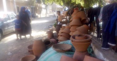 بالفيديو  والصور.. "مين يشترى الفخار منى".. حكاية ٤ أشقاء حولوا الطين لصنعة هامة