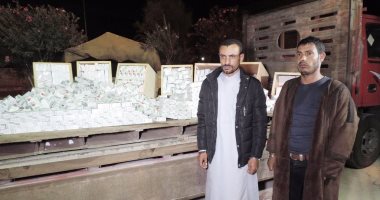 فى بيان.. بالصور.. أمن مطروح يضبط عاطلا وسائقا بحوزتهما 310 آلاف قرص مخدر