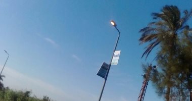 قارئ يرصد إنارة أعمدة الإضاءة نهاراً فى البحيرة 