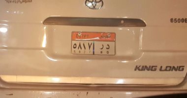 قارئ يرصد سيارة ميكروباص بلوحة معدنية مطموس أحد أرقامها