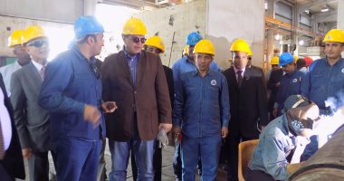 بالفيديو والصور.. وزير القوى العاملة يتفقد الورش بشركة بترول بلاعيم