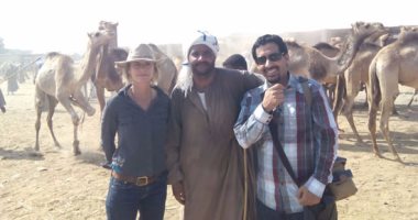 بالصور.. وفد تليفزيونى بريطانى يصور حلقة عن "سوق الجمال" بأسوان