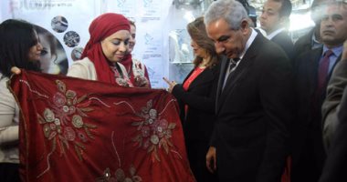 بالصور.. وزير التجارة والصناعة يفتتح المعرض الدولى الأول للصناعات اليدوية 