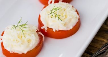 بالصور والخطوات..طريقة عمل أبتايزر الطماطم والجبن