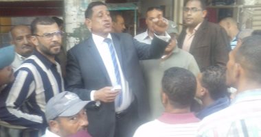 رئيس حى غرب الإسكندرية يبحث تقنين أوضاع الباعة الجائلين بمنطقة الساعة