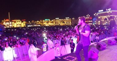 بالصور.. حفل الفنان تامر حسنى فى القرية العالمية بدبى بحضور 100 لأف شخص