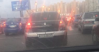 سيارة تسير بدون لوحات معدنية على كورنيش سيدى جابر بالإسكندرية