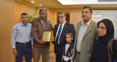 محافظ الفيوم يستجيب لشكوى أسرة تلميذة تأخر قيدها بالمدرسة