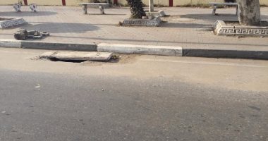 بالفيديو والصور.."الكاوتش والأقفاص والجريد" أغطية لبالوعات الأمطار بالمحلة