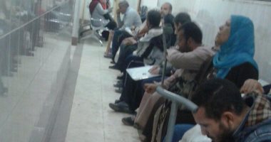 قارئ يرصد الزحام الشديد بعيادة المقطم للتأمين الصحى وانتظار المرضى للأطباء