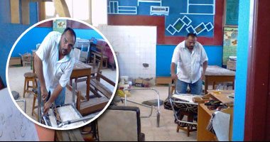 بالصور.. حكاية معلم ضرب أروع مثال لحب الوطن بالقصير.. تبرع لمبادرة "صبح على مصر بجنيه" وأعاد إصلاح 80 كرسيا بالمدرسة مضى عليها 20 عاما بمجهوده الذاتى..محسن: أدعو كل مصرى لخدمة بلده ولو بإخلاصه فى عمله