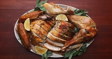 بالفيديو.. طريقة عمل الديك الرومى.. "أحسن من الجاهز"