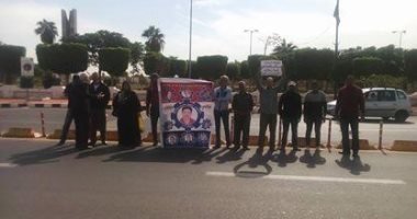 بالصور .. وقفة لأسر شهداء أحداث يناير 2013 بالسويس المتهم بقتلهم محمد مرسى