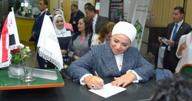 قرينة الرئيس السيسى  تتبرع لصندوق "تحيا مصر" برفقة وزيرات