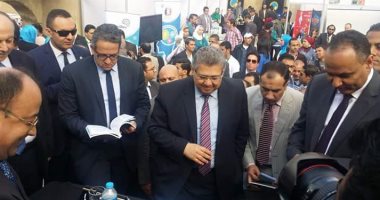 بالصور.. وزير الآثار: الدولة عازمة على إزالة تعديات أصحاب المقاهى بالمعز