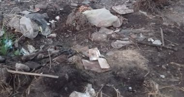 بالصور.. قارئ يشكو تراكم القمامة بمحيط المدارس فى دمياط