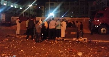 بالصور..تجمع عشرات الأهالى اعتراضا على إنشاء محال فى حى المناخ ببورسعيد