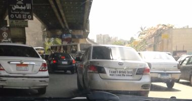 قارئ يرصد سيارة بدون لوحات معدنية فى ميدان الجيزة