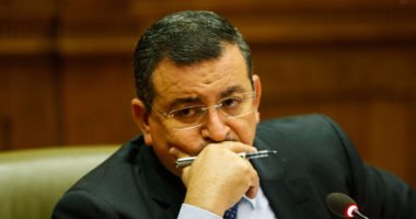بالصور.. "هيكل" ممازحاً النواب المُدخنين باجتماع إعلام البرلمان: "كأننا فى غرزة"