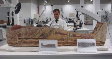 بالصور.. تعرف على الأسلوب العلمى لترميم التوابيت الخشبية بالمتحف الكبير