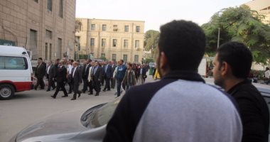 بالفيديو.. جثمان يحيى الجمل يجوب جامعة القاهرة قبل تشييعه من كلية الحقوق