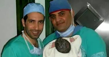 أبو تريكة ينشر صورته من غرفة العمليات أثناء ولادة ابنته سدرة بإنستجرام