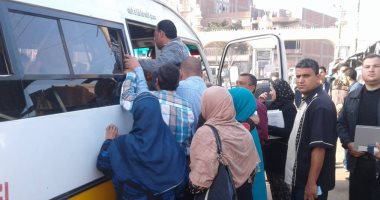 بالصور.. توفير 25 سيارة لتخفيف الزحام لطلاب وطالبات جامعة كفر الشيخ