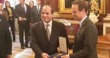 بالفيديو.. الرئيس السيسى يتسلم مفتاح مدينة لشبونة بمقر "العمودية"