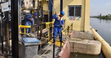 فريق من شركة مياه البحيرة لمراقبة مأخذ المياه لمواجهة أى تلوث بالنيل