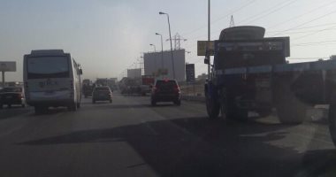 قارئ يشكو من سير سيارات النقل الثقيل على طريق السويس وقت الحظر