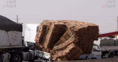 زحام مرورى على طريق الإسكندرية الزراعى بسبب تصادم سيارتى نقل
