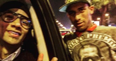 محمد رمضان يستوقف شابا يرتدى "تى شيرت الأسطورة" لالتقاط سيلفى معه