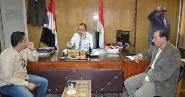 مساعد المحافظ ينهى إضراب سائقى خط "كفر الشيخ - شنو" ويعد برصف الطريق  